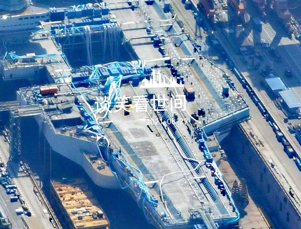 Type 003 carrier’s first catapult being installed